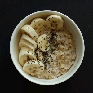 Oatmeal with banana and chia